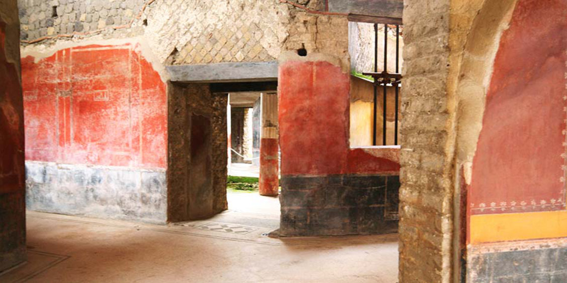 Pièces intérieures aux murs rouges pompéiens dans les ruines des villas de Stabies.
