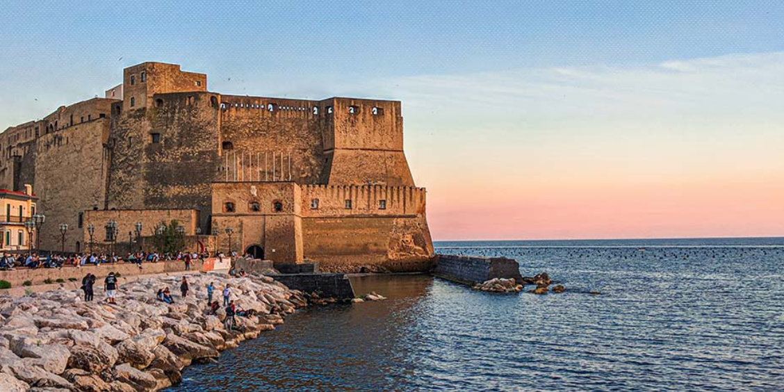 Vue du Castel dell'Ovo, château historique emblématique sur le front de mer de Naples.