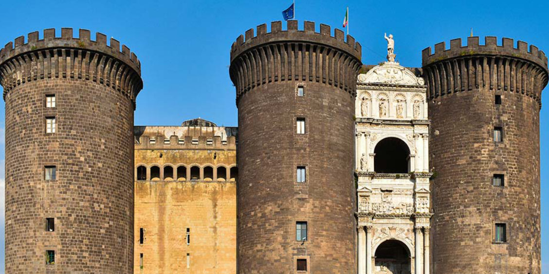 Façade du Castel Nuovo (Maschio Angioino) à Naples, avec ses tours rondes imposantes et son arc de triomphe central.
