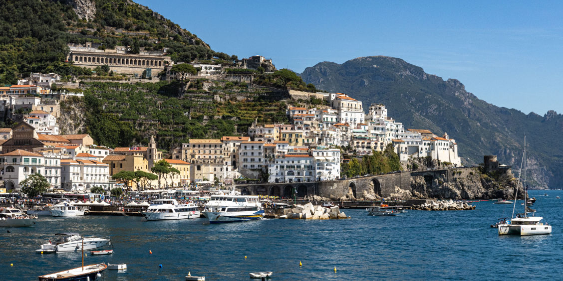 Vue panoramique sur le port et le village d'Amalfi depuis la mer lors d'une arrivée en ferry.