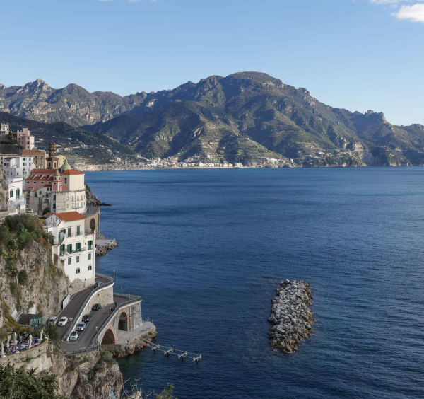 Vue panoramique sur la route côtière et le village d'Atrani aux portes d'Amalfi.