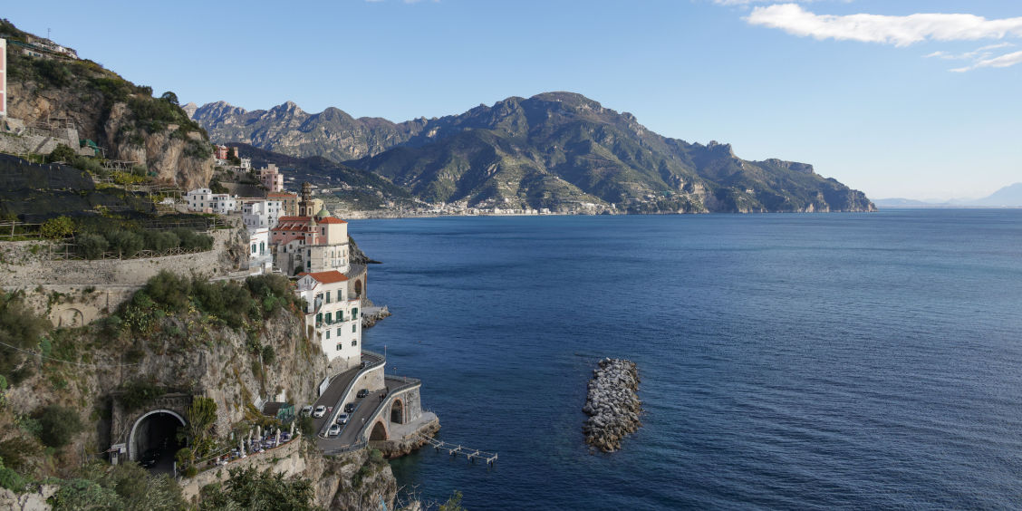 Vue panoramique sur la route côtière et le village d'Atrani aux portes d'Amalfi.