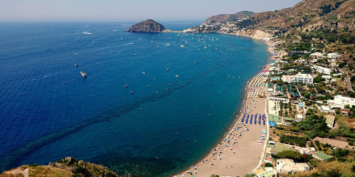 Vue panoramique de la plage et du village de Sant'Angelo sur l'île d'Ischia.