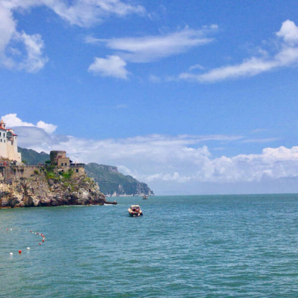 Côte Amalfitaine depuis Sorrente avec village perché, falaises et bateaux sur la mer Méditerranée.