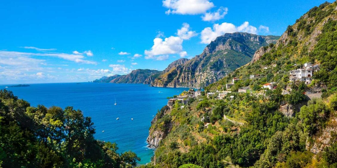Côte Amalfitaine sans voiture avec falaises panoramiques, mer turquoise et villages perchés.