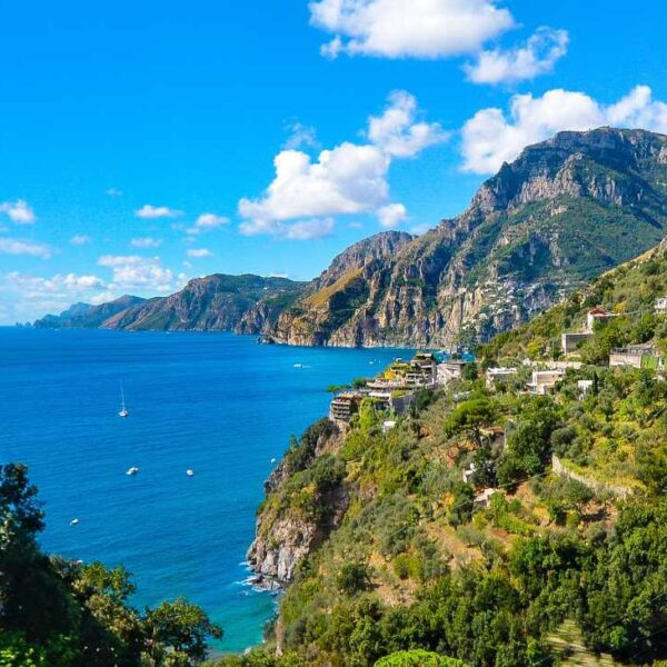 Côte Amalfitaine sans voiture avec falaises panoramiques, mer turquoise et villages perchés.