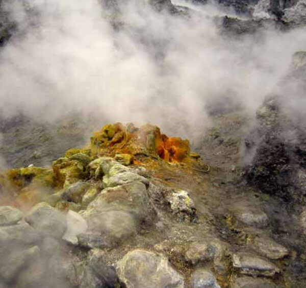 Fumerolles actives dégageant d'épaisses vapeurs blanches sur les roches couvertes de soufre jaune dans le cratère de la Solfatare.