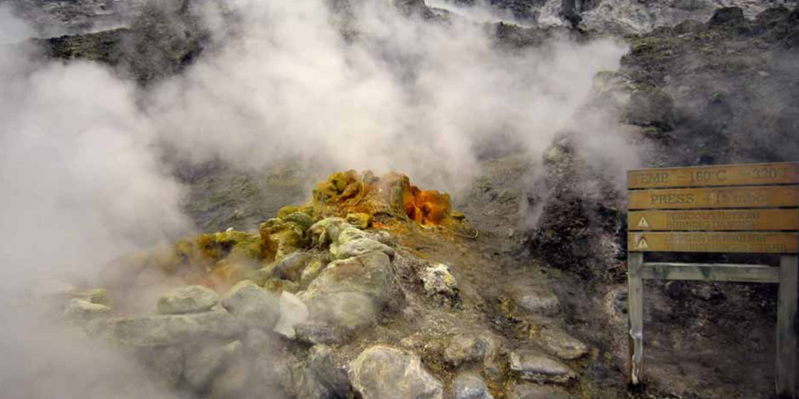 Fumerolles actives dégageant d'épaisses vapeurs blanches sur les roches couvertes de soufre jaune dans le cratère de la Solfatare.