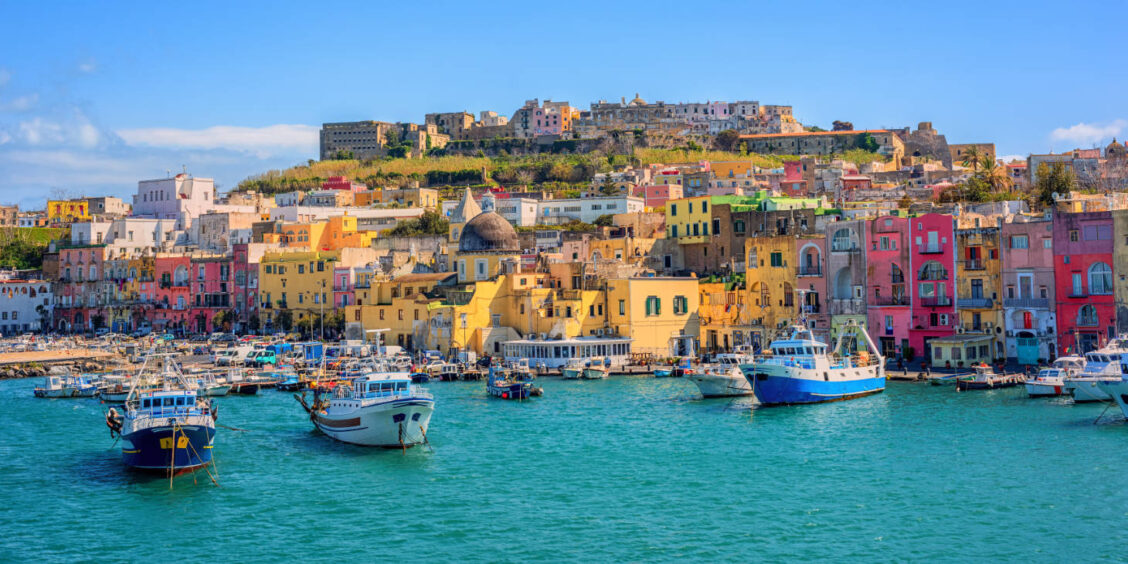 Marina Corricella à Procida : vue du port coloré et de la forteresse.
