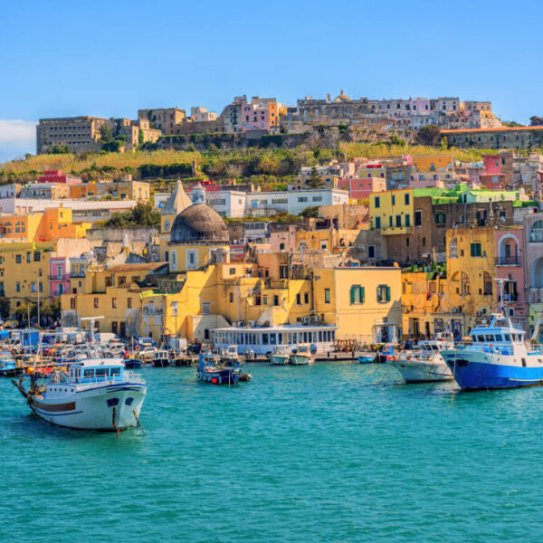 Marina Corricella à Procida : vue du port coloré et de la forteresse.