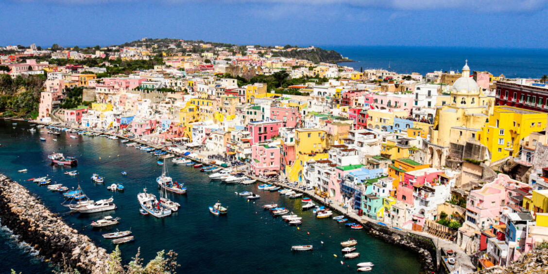 Village de pêcheurs pittoresque de Marina Corricella à Procida, Campanie, avec ses maisons pastel empilées