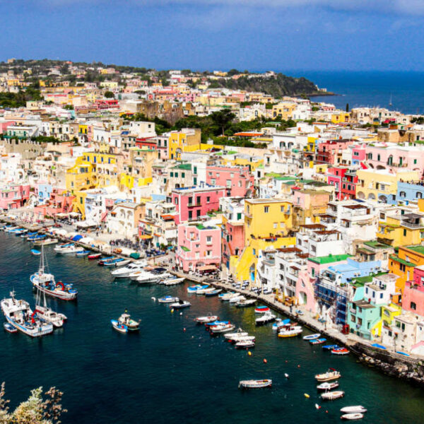 Village de pêcheurs pittoresque de Marina Corricella à Procida, Campanie, avec ses maisons pastel empilées