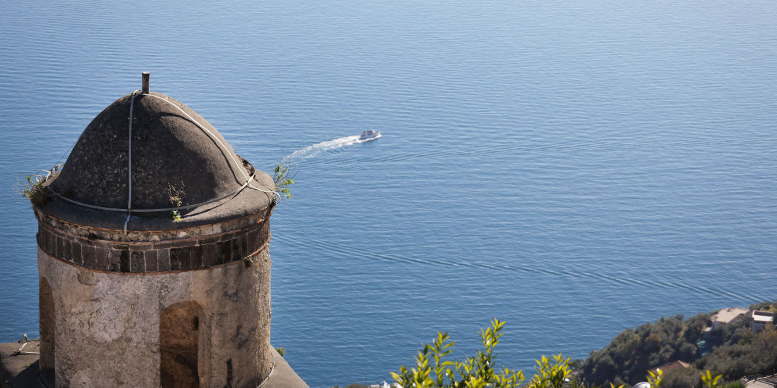 Vue panoramique sur la mer depuis un dôme historique lors d'une visite d'une demi-journée à Ravello.
