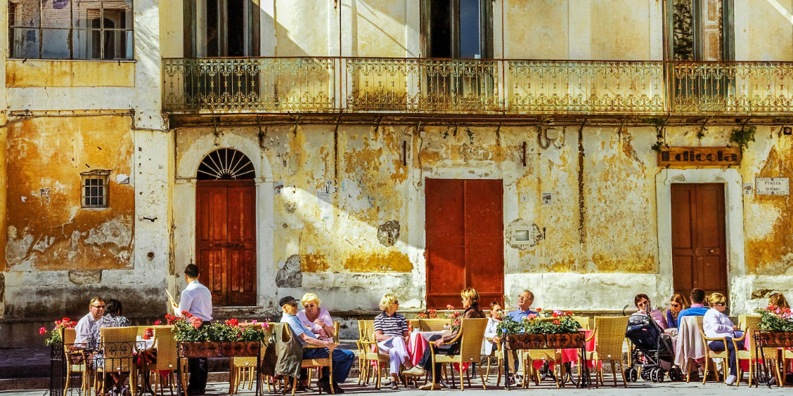Touristes profitant d'une pause en terrasse sur la Piazza Vescovado lors d'une journée entière de visite à Ravello.