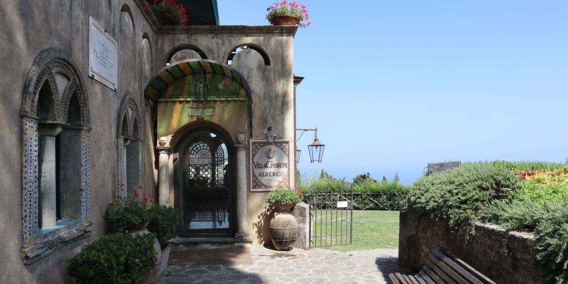 Entrée historique de l'hôtel Villa Cimbrone, une adresse prestigieuse pour passer la nuit à Ravello.