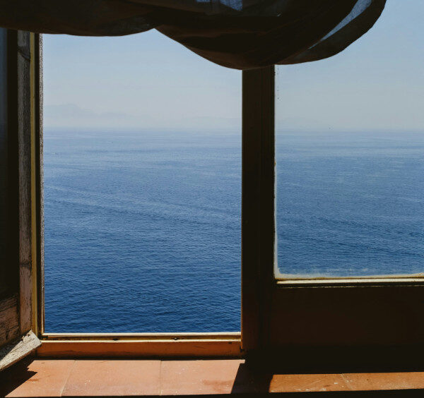 Vue sur mer depuis une fenêtre à Procida.