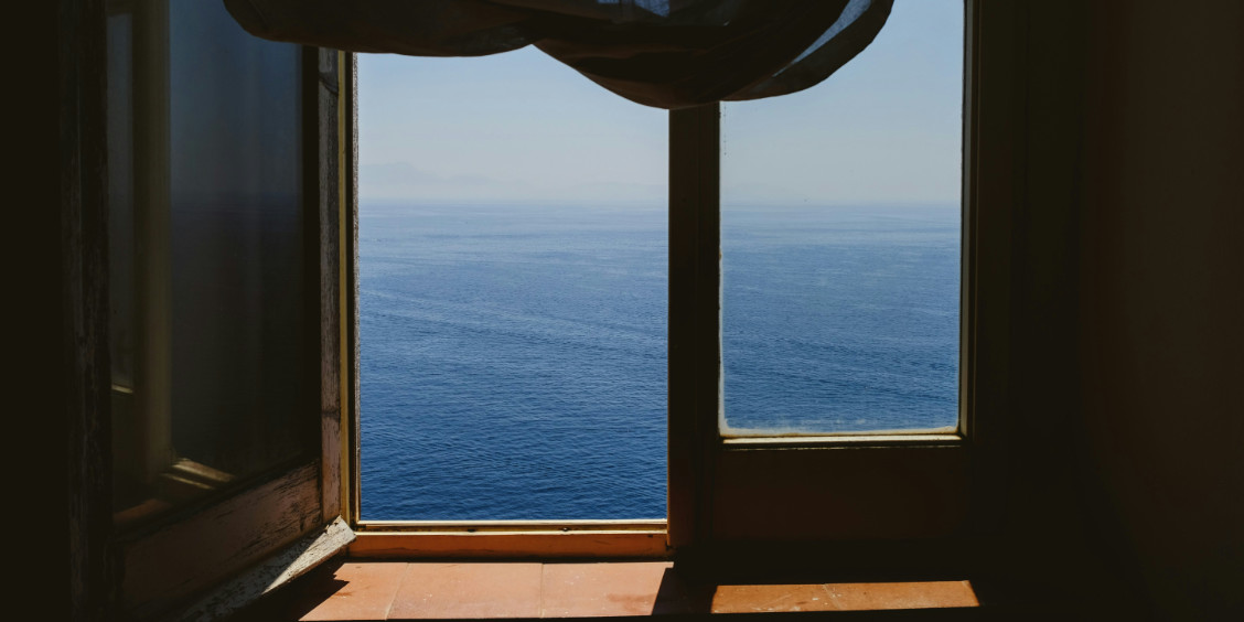 Vue sur mer depuis une fenêtre à Procida.