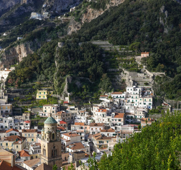 Vue panoramique sur le centre historique d'Amalfi, le clocher de la cathédrale Sant'Andrea et les terrasses de citronniers lors d'un week-end sur la côte.