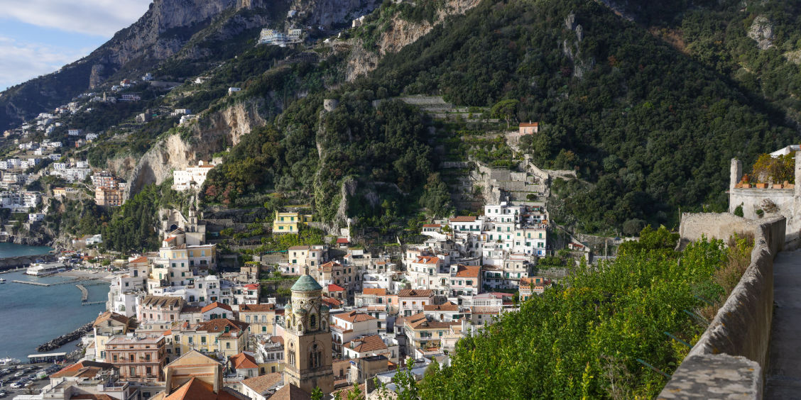 Vue panoramique sur le centre historique d'Amalfi, le clocher de la cathédrale Sant'Andrea et les terrasses de citronniers lors d'un week-end sur la côte.