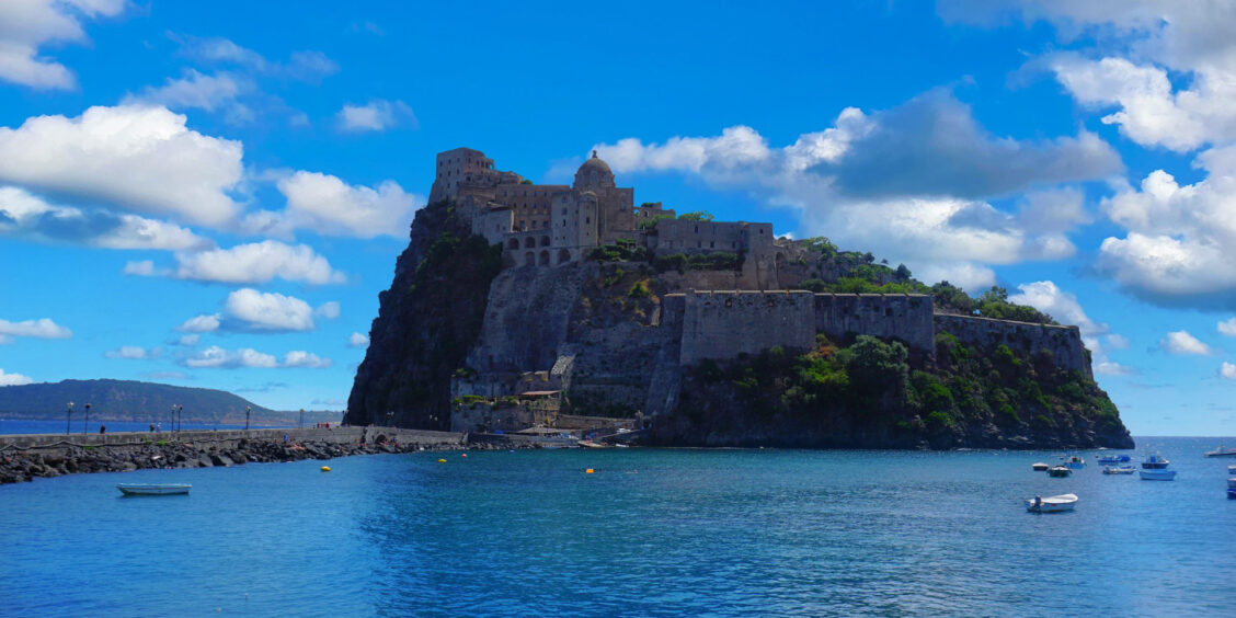 Le Château Aragonais d'Ischia dominant la mer.