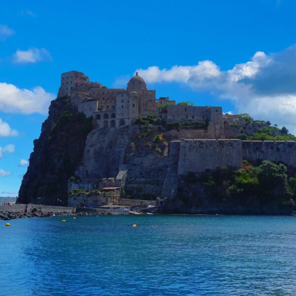 Le Château Aragonais d'Ischia dominant la mer.