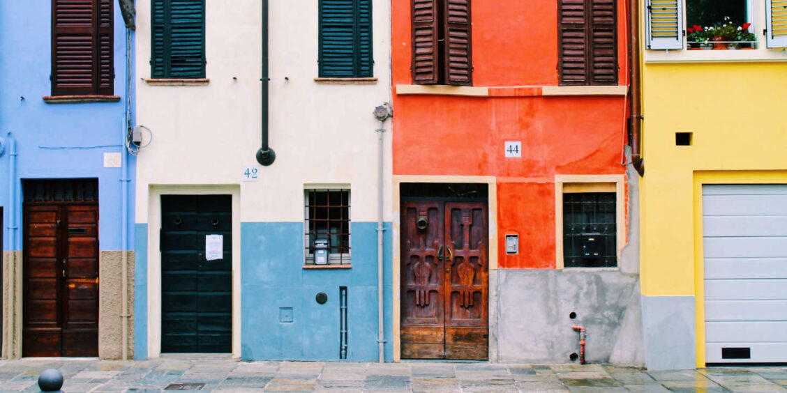 Maisons aux façades colorées et portes traditionnelles à Procida, l'escale idéale d'un weekend en Campanie.