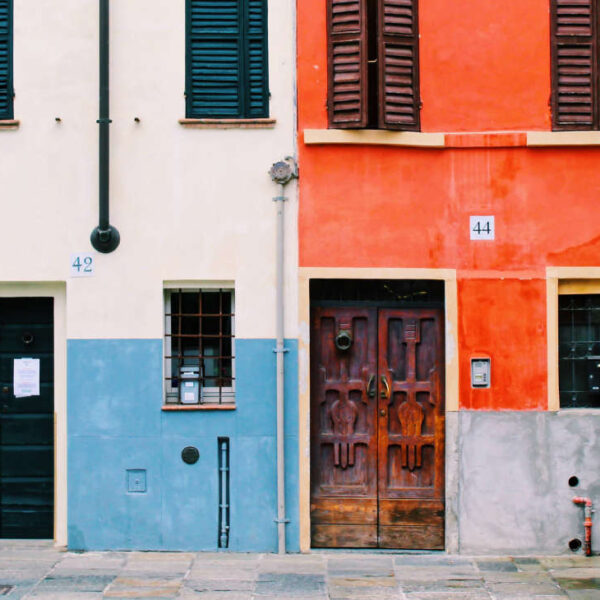 Maisons aux façades colorées et portes traditionnelles à Procida, l'escale idéale d'un weekend en Campanie.