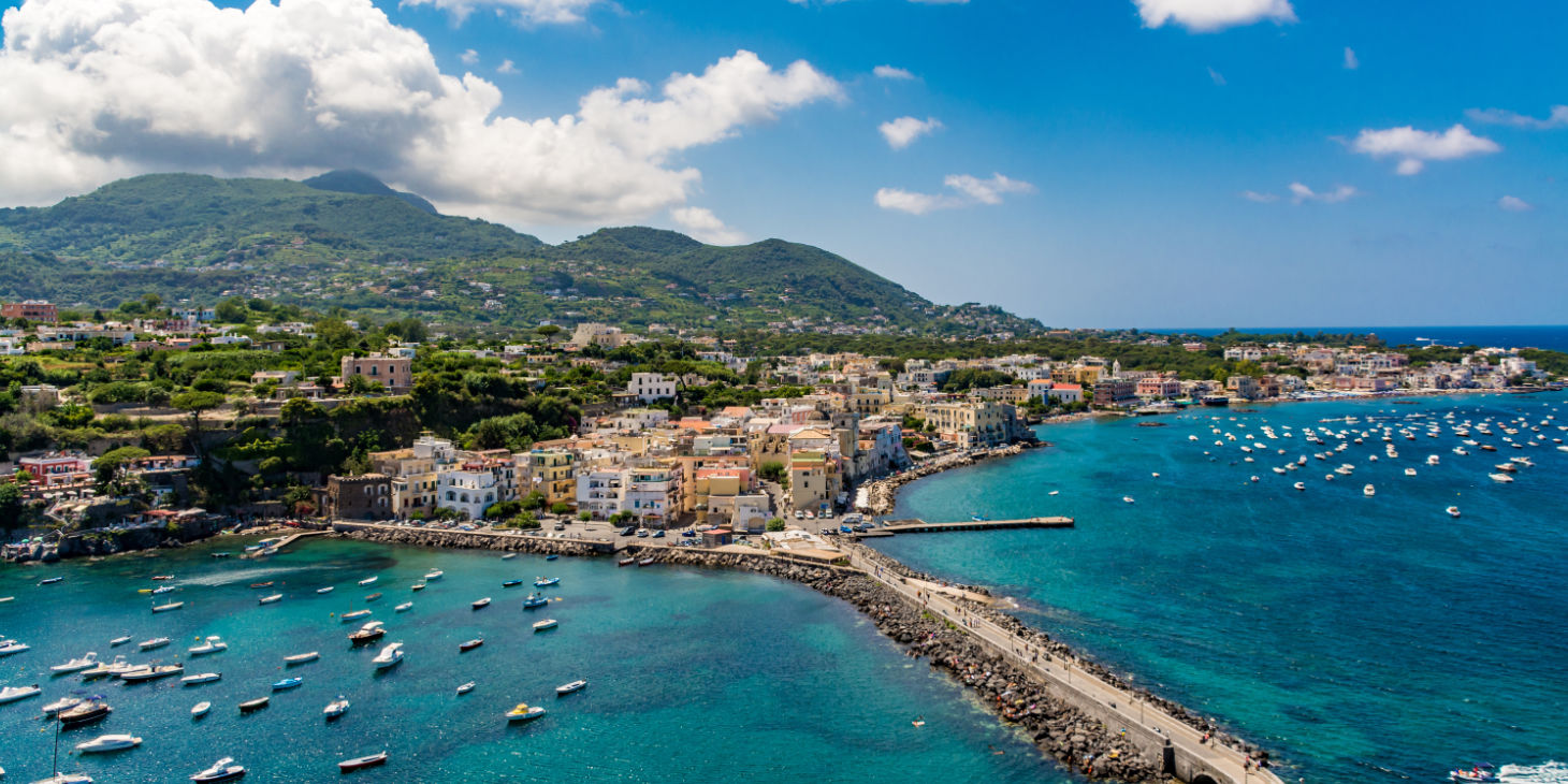 Vue panoramique d'Ischia Ponte avec son port et ses eaux turquoise.