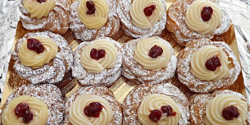Zeppole di San Giuseppe : pâtisseries napolitaines frites garnies de crème pâtissière et d'une cerise amarena.