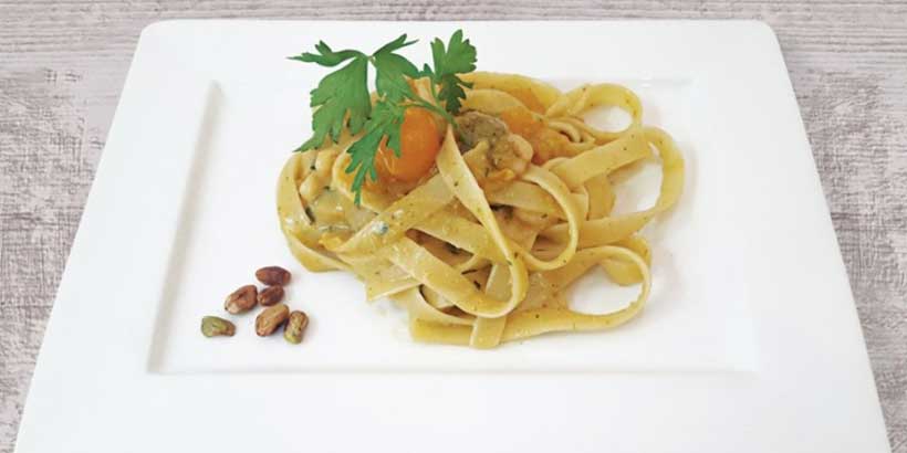 Pâtes sans gluten à Naples avec sauce crémeuse et herbes fraîches, spécialité italienne adaptée aux intolérants.